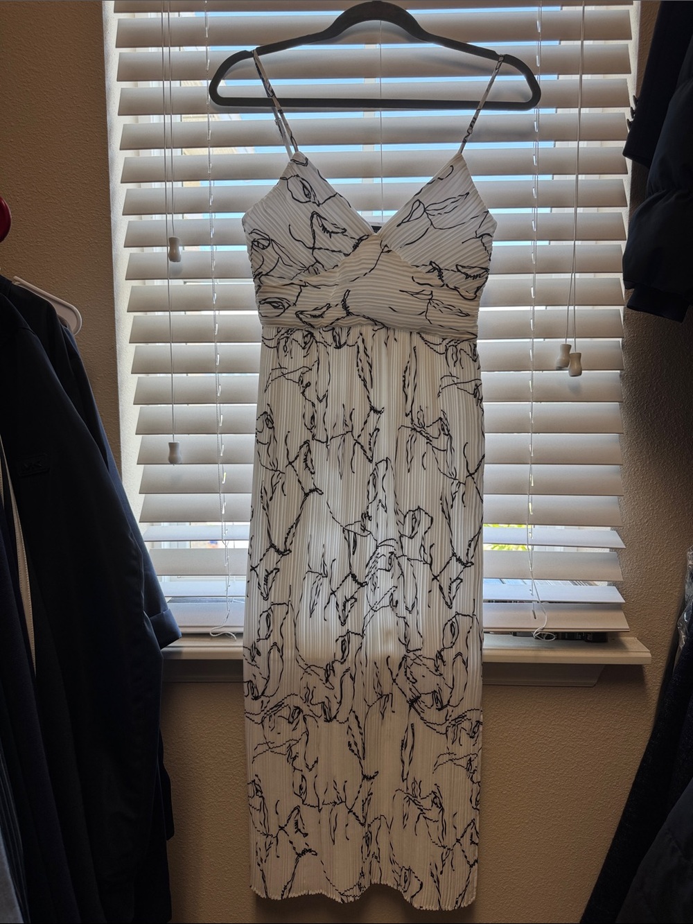 Banana Republic White and Black Floral Midi Dress - Picture 3 of 8